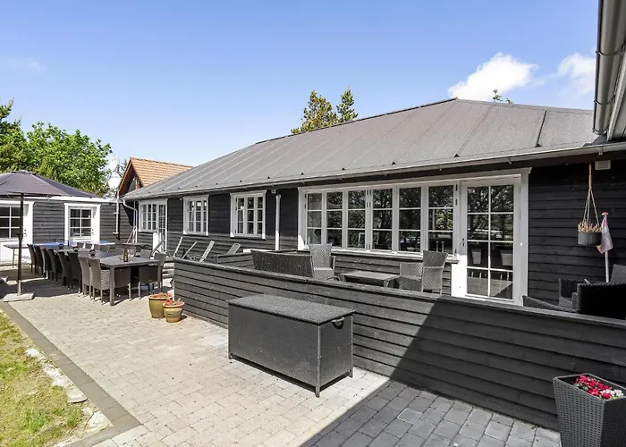 Eight-bedroom In Nørre Nebel