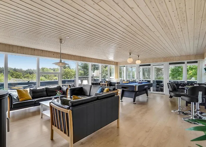 Eight-bedroom In Holiday home